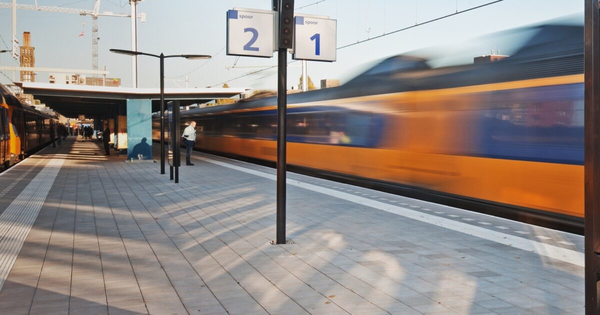 Met de trein of bus naar