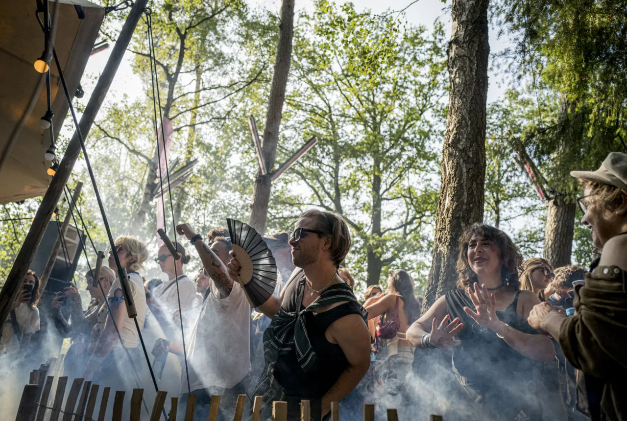 Feest in het bos tijdens Onder de Radar 2024 - Uit in Enschede