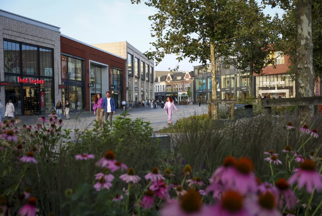 Mensen die aan het shoppen zijn op het H.J. van Heekplein in Enschede - Uit in Enschede