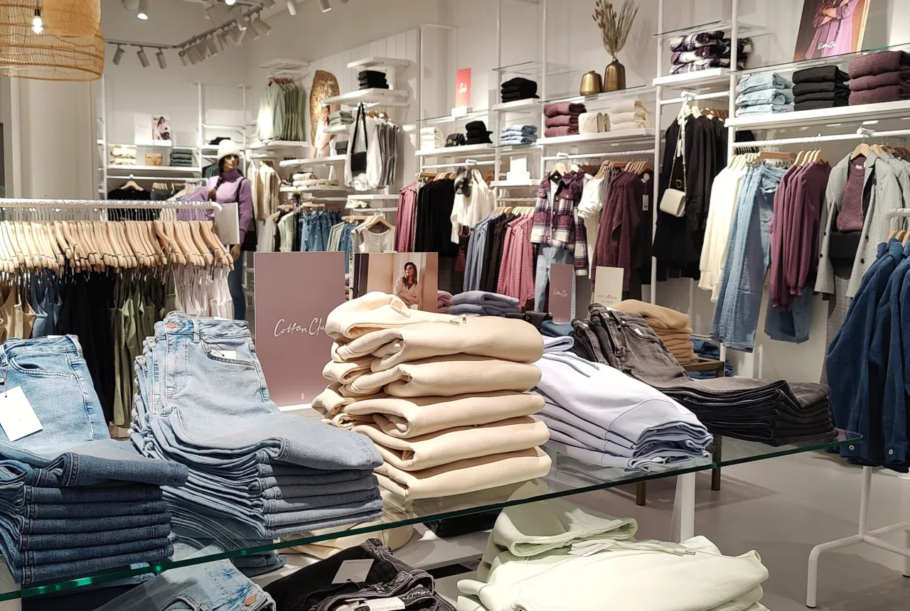 Jeans und Oberteile im Cotton Club in Enschede - Uit in Enschede