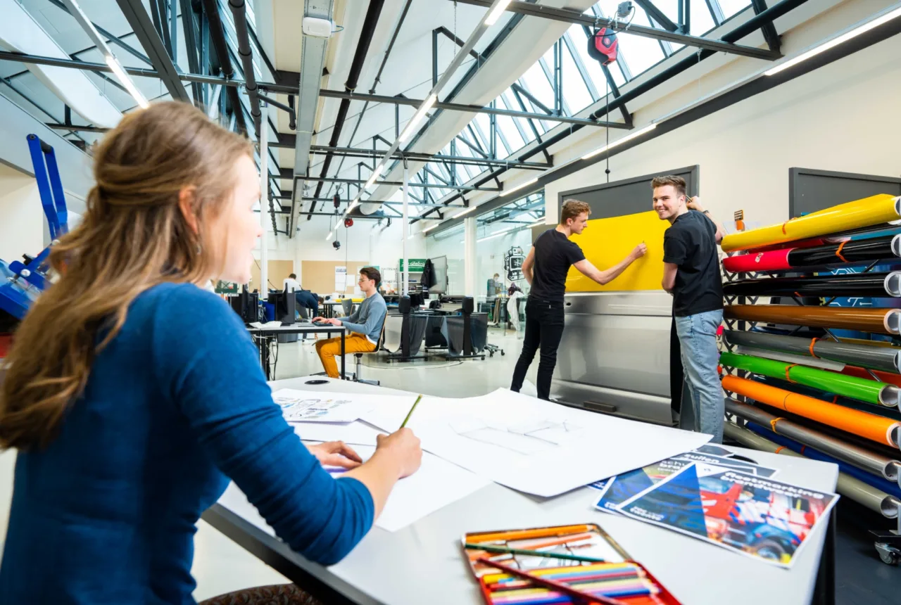 Studenten an der Arbeit im ROC De Maere in Enschede - Uit in Enschede