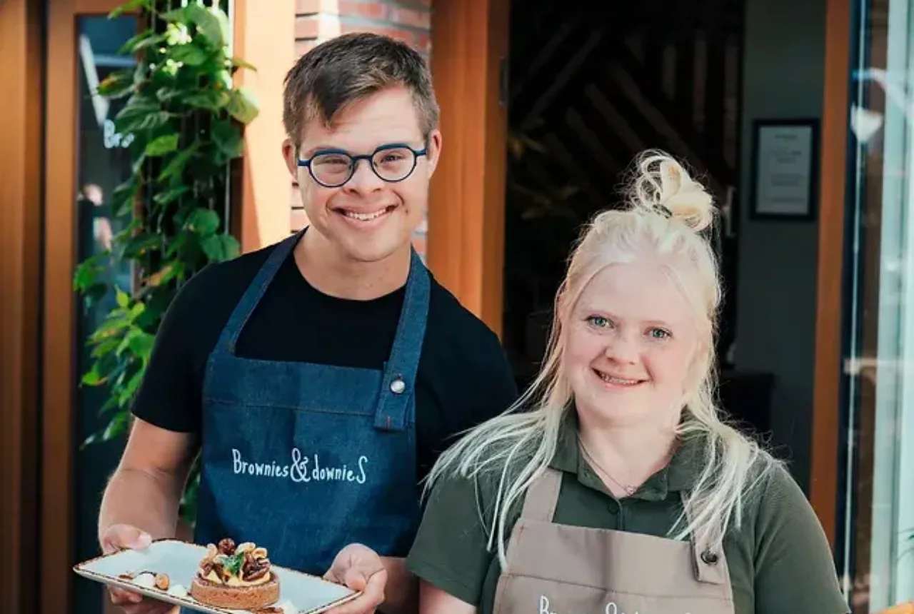Zwei Mitarbeiter von Brownies & Downies in Enschede - Uit in Enschede