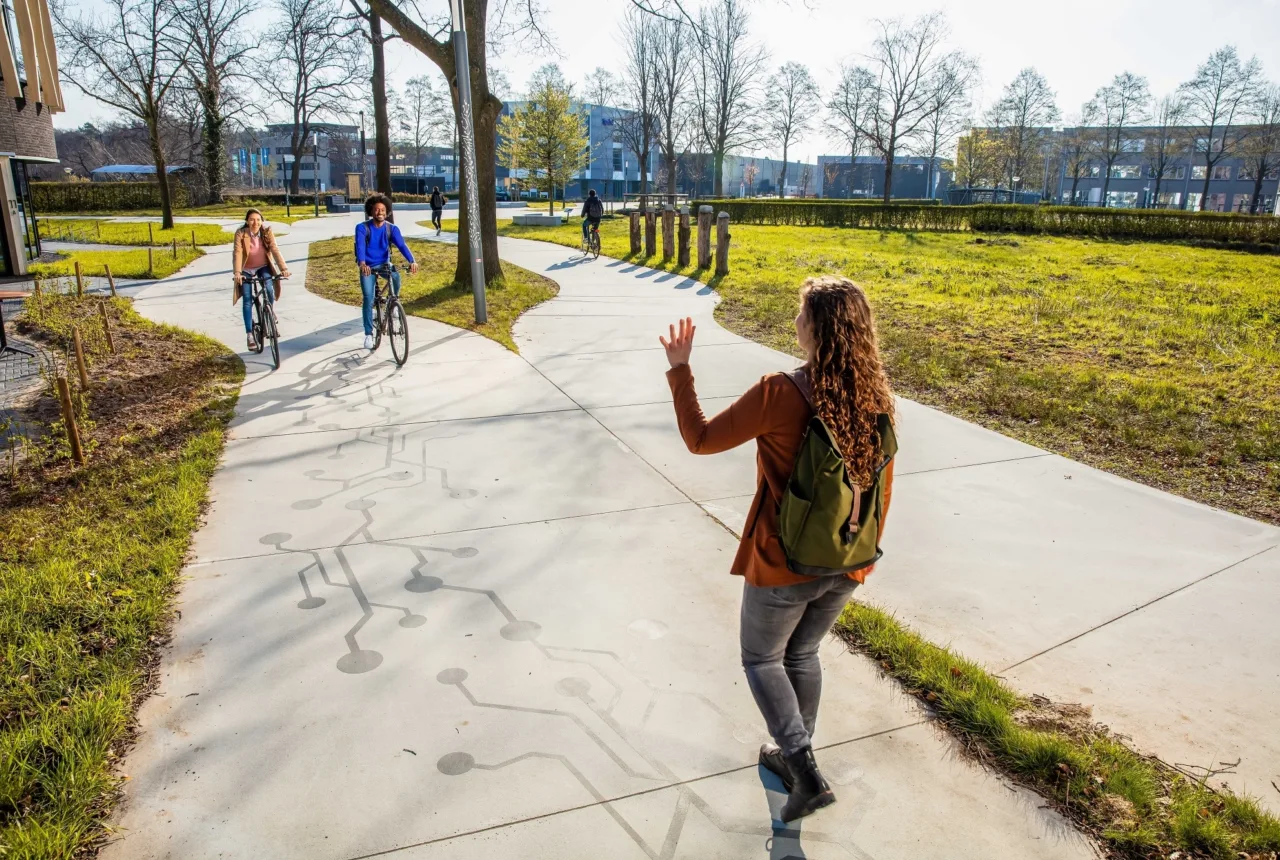 Studenten in Enschede op het terrein van Universiteit Twente - Uit in Enschede