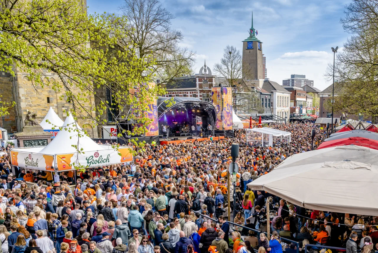 Koningsfestival Enschede op de Oude Markt tijdens Koningsdag 2023 - Uit in Enschede