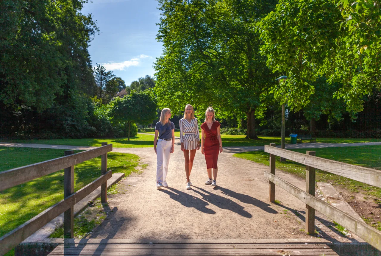 Drie zussen lopen door het Volkspark in de zomer in Enschede - Uit in Enschede