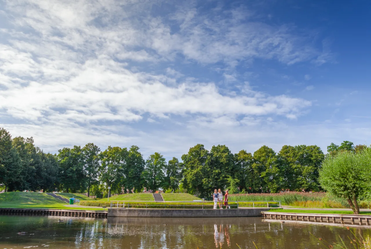 Drie zussen in het Volkspark in Enschede in de zomer - Uit in Enschede