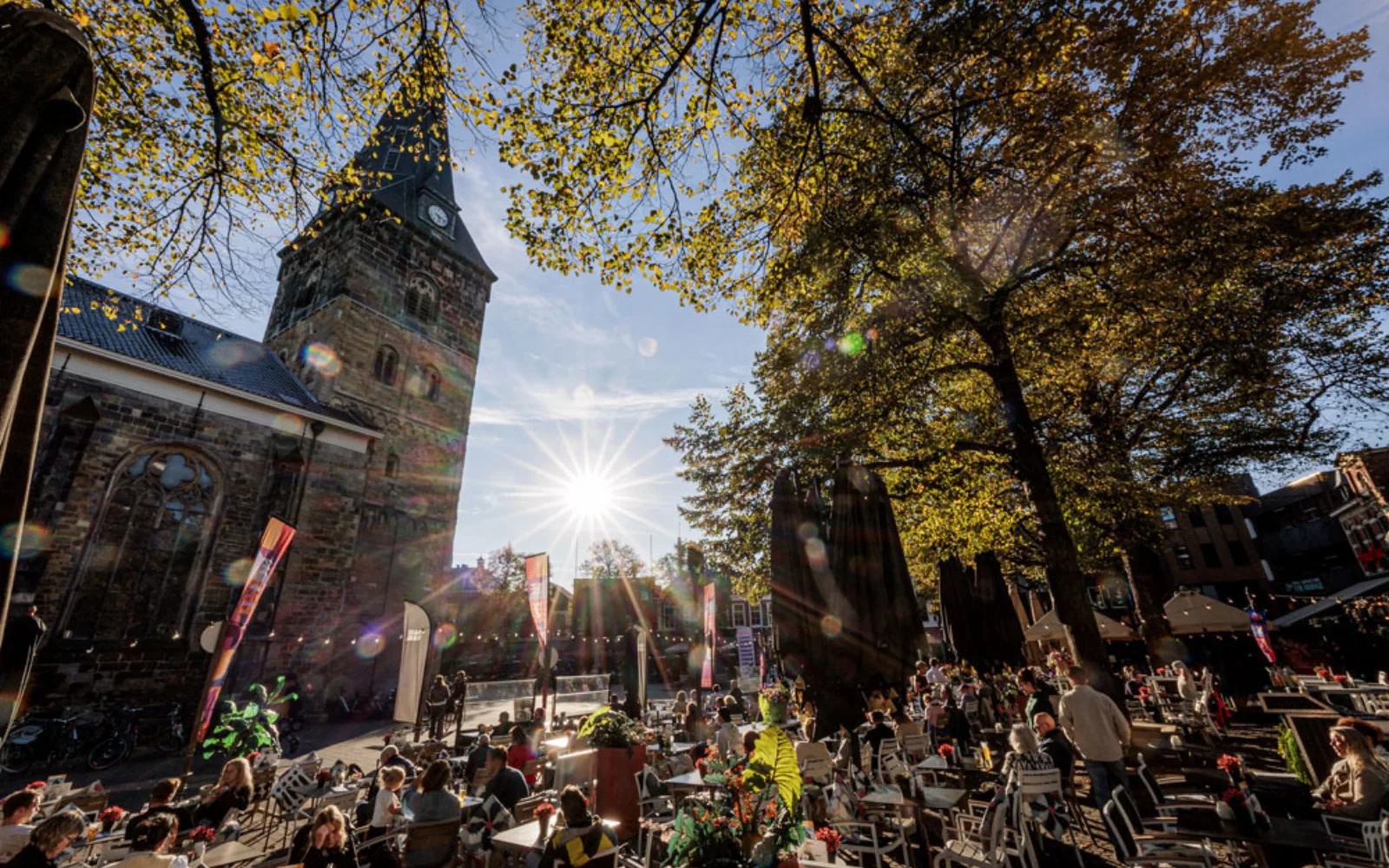 Een vol terras op de Oude Markt in Enschede. - Uit in Enschede