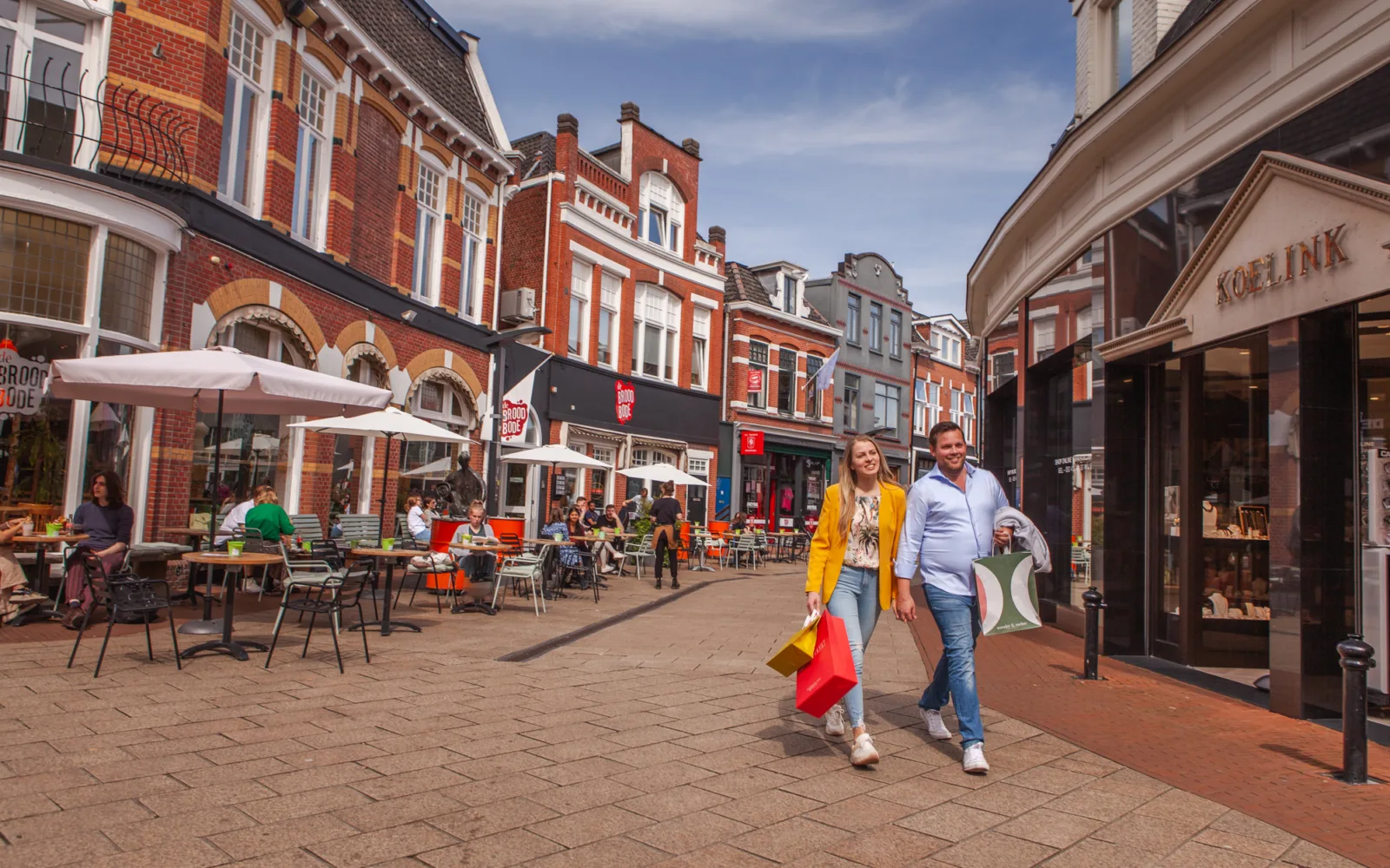 Een stel loopt over de Haverstraatpassage in Enschede - Uit in Enschede
