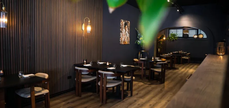 Gedekte tafels in restaurant Lazuli in de binnenstad van Enschede. - Uit in Enschede