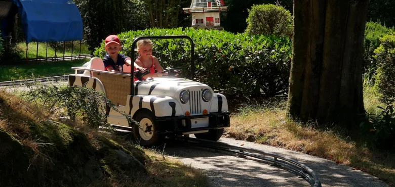 Een auto van een attractie in Speelpark Hoge boekel. - Uit in Enschede