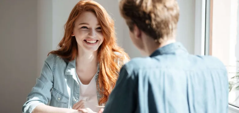 Young woman laughing cafe min1 - Uit in Enschede