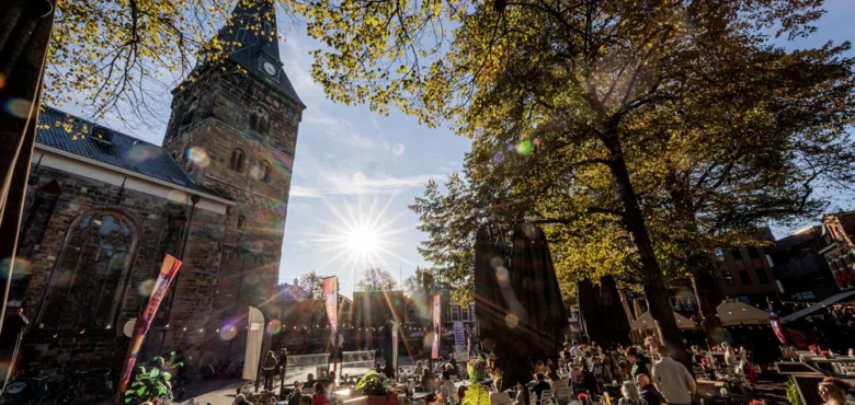 Een vol terras op de Oude Markt in Enschede. - Uit in Enschede