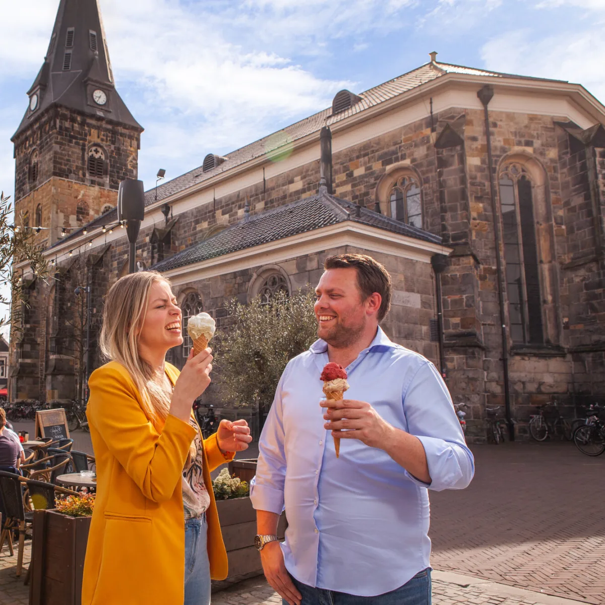 Eis essen auf dem Oude Markt in Enschede - Uit in Enschede