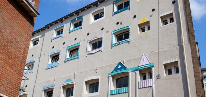 Bunte Fenster des Sonnevanck in Enschede - Uit in Enschede