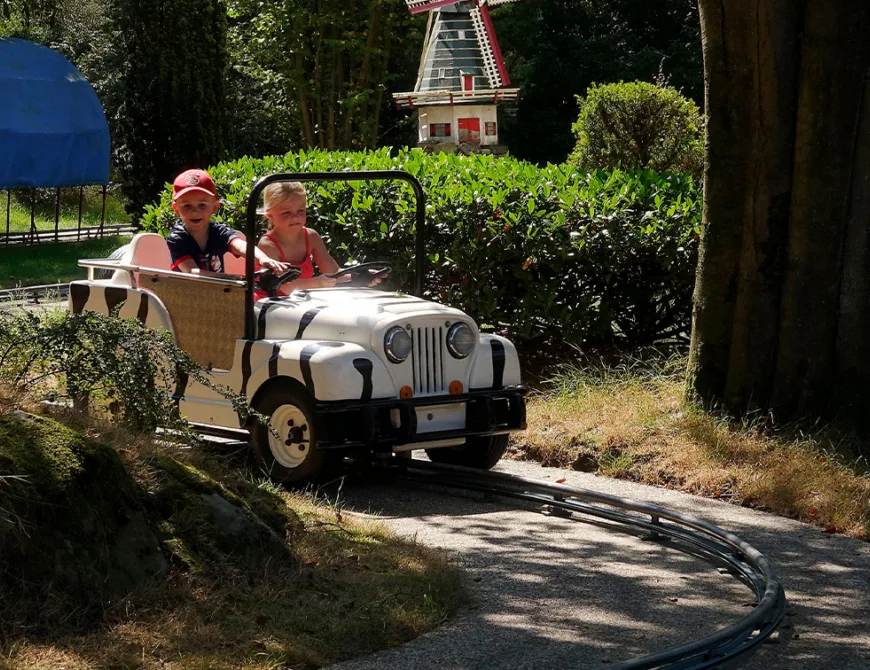Een auto van een attractie in Speelpark Hoge boekel. - Uit in Enschede