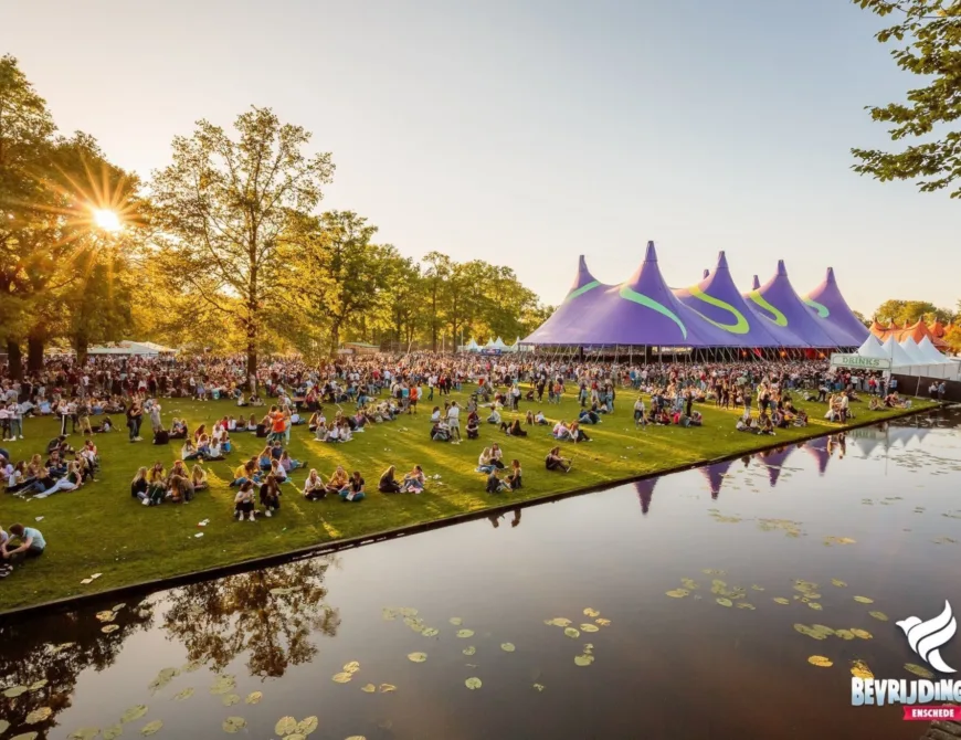 Foto vanaf het water over het terrein van Bevrijdingsdag in Enschede - Uit in Enschede